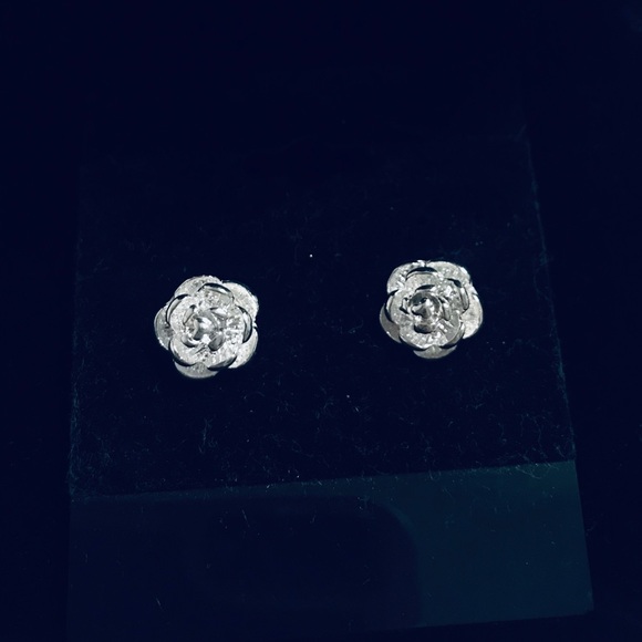 Lovely Dainty Sterling Silver 925s 3-D Flower Cherry Blossom Details Studs - Picture 2 of 14